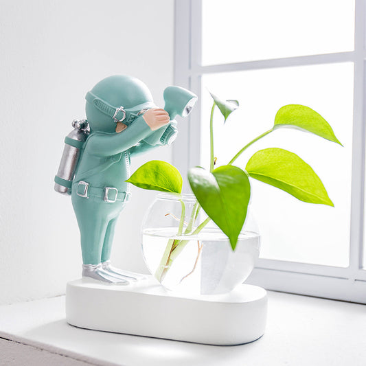 Astronaut glass vase with hydroponic plant