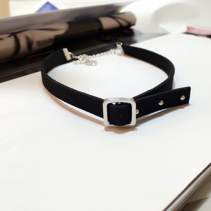 Studded choker necklace in gold