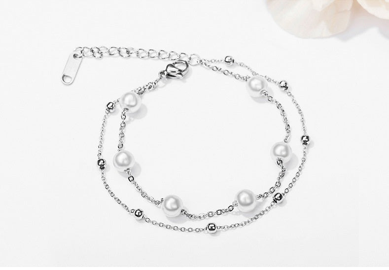 Chain bracelet pearl detail close-up