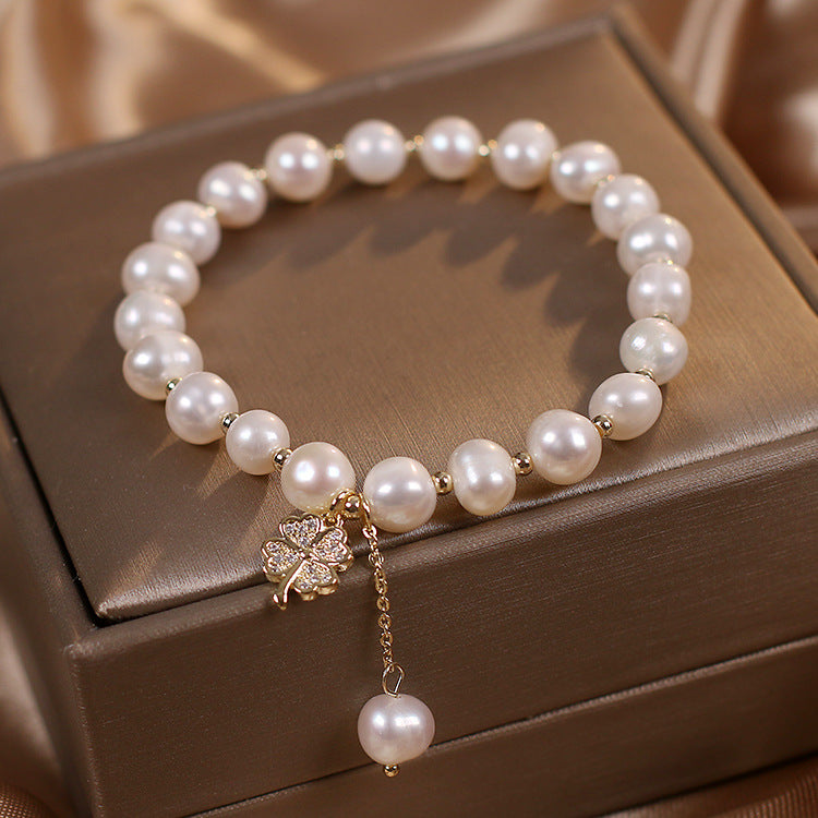 Freshwater pearl four-leaf clover bracelet, pearl bead detail